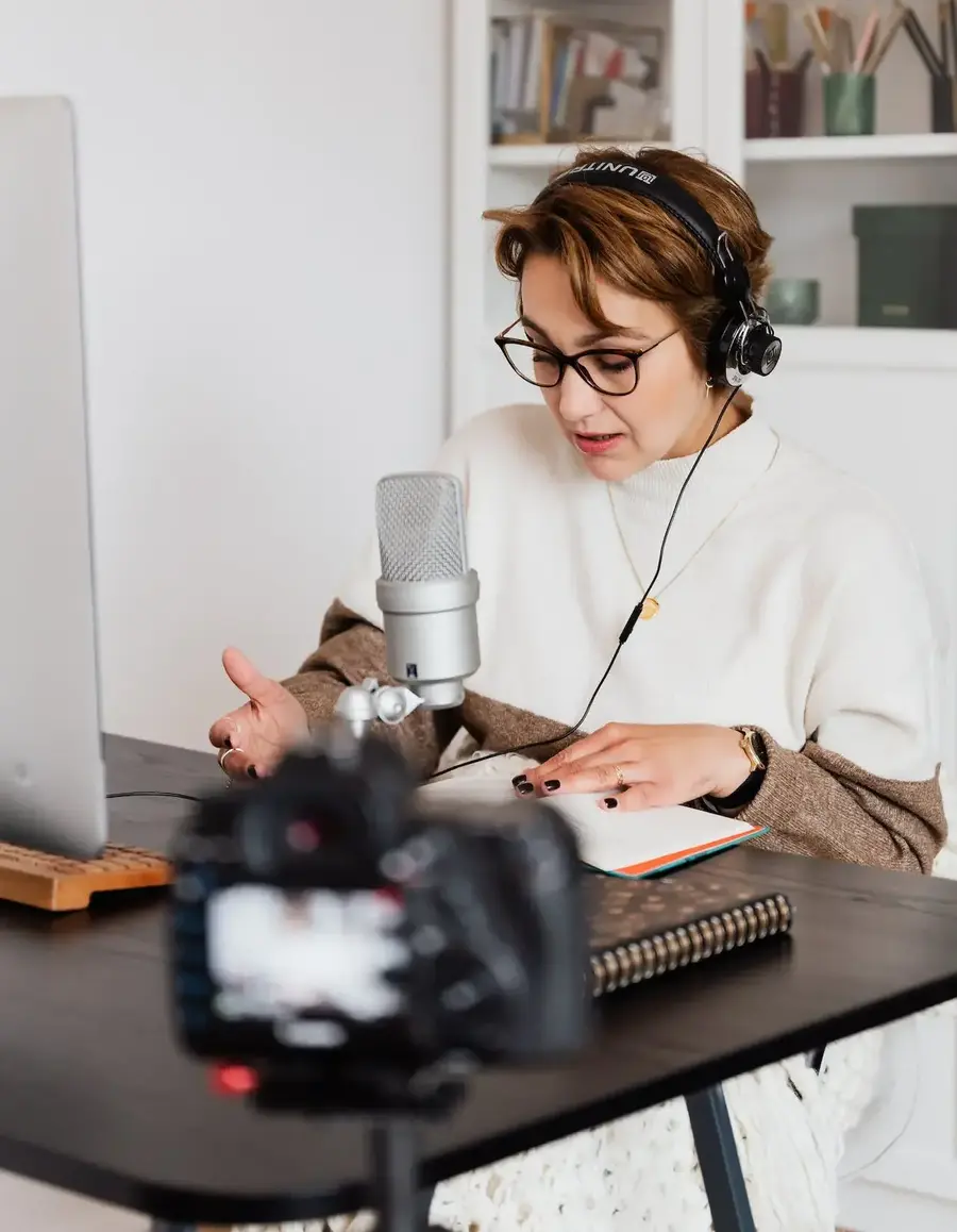 mujer grabando curso