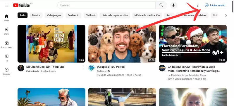 Captura con flecha señalando donde iniciar sesión en YouTube