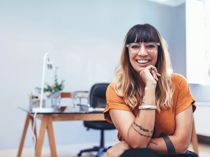 emprendedora sentada en una silla sonriendo